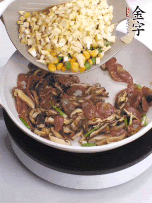 鍋里熱油，爆香蔥白，下香腸片炒至微微出油，加時(shí)蔬粒、香菇粒、春筍粒翻炒均勻。