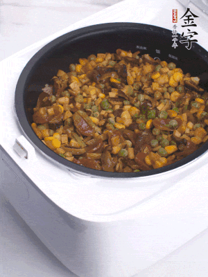 電飯煲按煮飯鍵，出鍋撒蔥花。