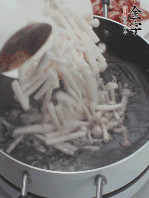 白玉菇改刀焯水30秒。