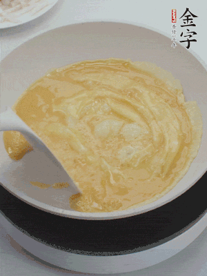 2個雞蛋炒散。