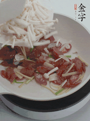 放白玉菇、青紅辣椒、雞蛋。