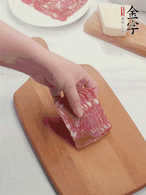 金字培根火腿改刀切小片；白洋蔥切??；新鮮豌豆剝殼。
