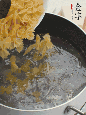 蝴蝶面加橄欖油煮熟；豌豆焯水30秒。