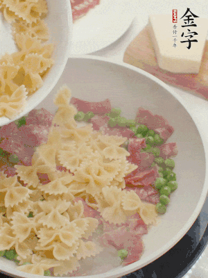 1小勺鹽調(diào)味，混合一起燉煮一下。