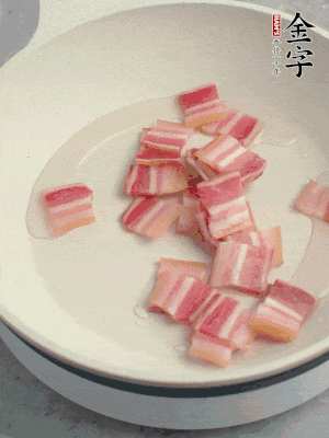 鍋中少許油，金字淡咸肉煸香。