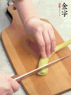 蔥切段，姜切絲，辣椒斜切成塊。
