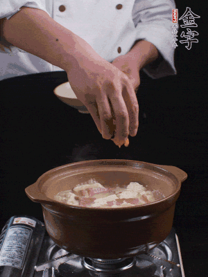 下蝦仁干，煮5分鐘。撒蒜葉，煮1分鐘。