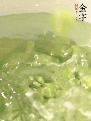 新鮮蠶豆熱水焯水30秒，然后浸入涼水。