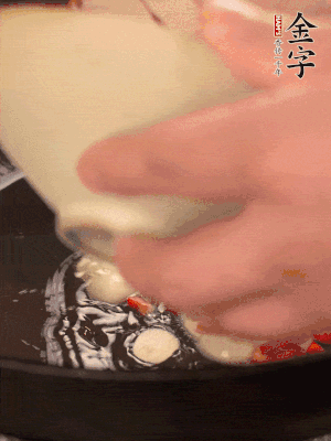 豬油潤(rùn)鍋，下辣椒、大蒜、火腿片煸香。