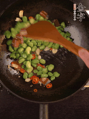 再下蠶豆煸炒，加1勺料酒調(diào)味。