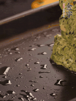 熱鍋擦一下油，下面糊攤平。