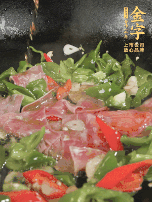 再下蒸炒火腿煸炒，加少許白糖提鮮。