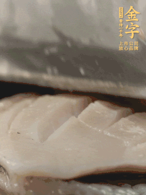 鮑魚用勺子撬出來，去掉內(nèi)臟和牙齒，加面粉、白醋、鹽、啤酒抓一下，清水洗凈，切花刀。