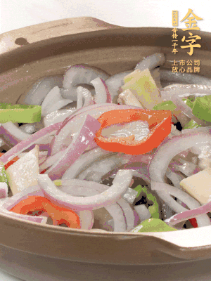 砂鍋底鋪上香菜，放上料頭，再放上焯過水的鮑魚殼。