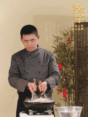 整只土雞冷水下鍋，加蔥姜、料酒焯水，撈出后用溫水清洗干凈。