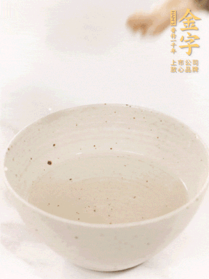 羊肚菌流水洗凈2遍后，溫水泡發(fā)15-20分鐘。