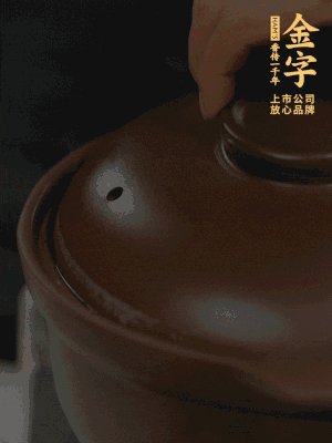 雞、火腿、姜片一起放入砂鍋中，大火轉(zhuǎn)小火燉2小時(shí)。