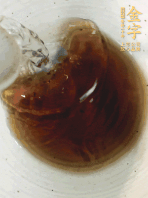 黃酒中加清水、蒸魚豉油、白砂糖混合均勻。