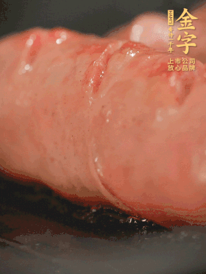 金字烤腸劃花刀，小火慢煎，煎到表皮金黃微焦即可。