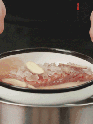 置于盤中，加冰糖100g、黃酒100g、水200g，上鍋蒸20分鐘。
