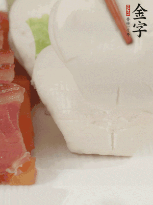 生菜切段，放入荷葉夾。