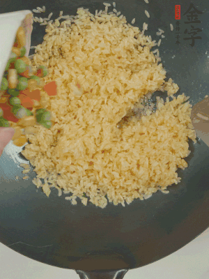 下豌豆粒、胡蘿卜粒、玉米粒。（買現(xiàn)成冷凍的雜菜即可，非常方便）