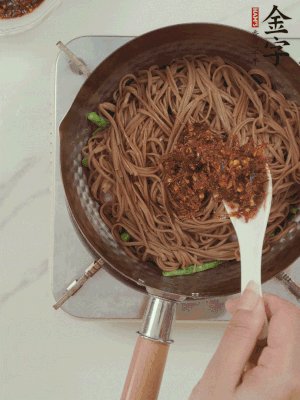 下蕎麥面，淋上少許醬油，加2勺金字火腿大師醬略翻炒即可。