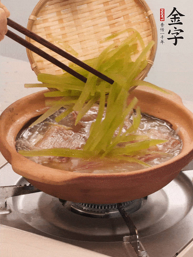 倒入熱水煮開后，轉(zhuǎn)小火燉煮10分鐘，呈奶白色湯底。