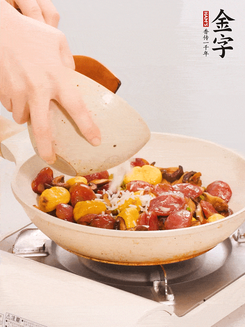 把米淘洗干凈，放入切好的香菇、板栗、毛豆。