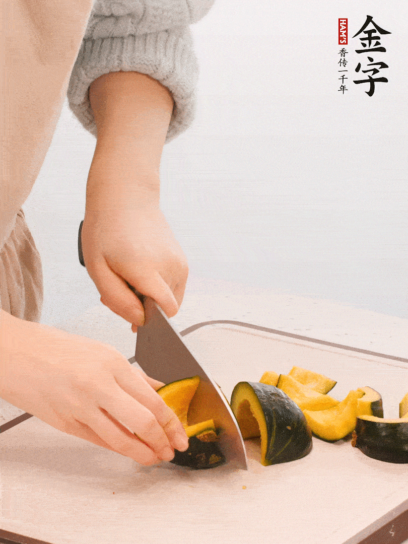貝貝南瓜切小塊，生姜切成姜絲。