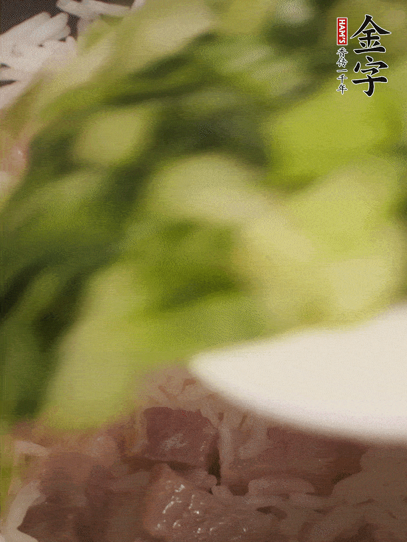 將燜煮好的米飯，倒入炒熟的蔬菜中，翻炒均勻鍆繼續(xù)燜煮5分鐘
