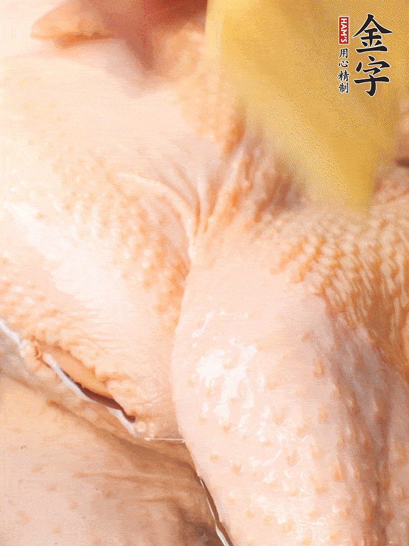 老母雞去頭去尾，斬去雞爪。冷水入鍋，加料酒、蔥姜焯水，煮出浮沫后撈出，用清水洗凈