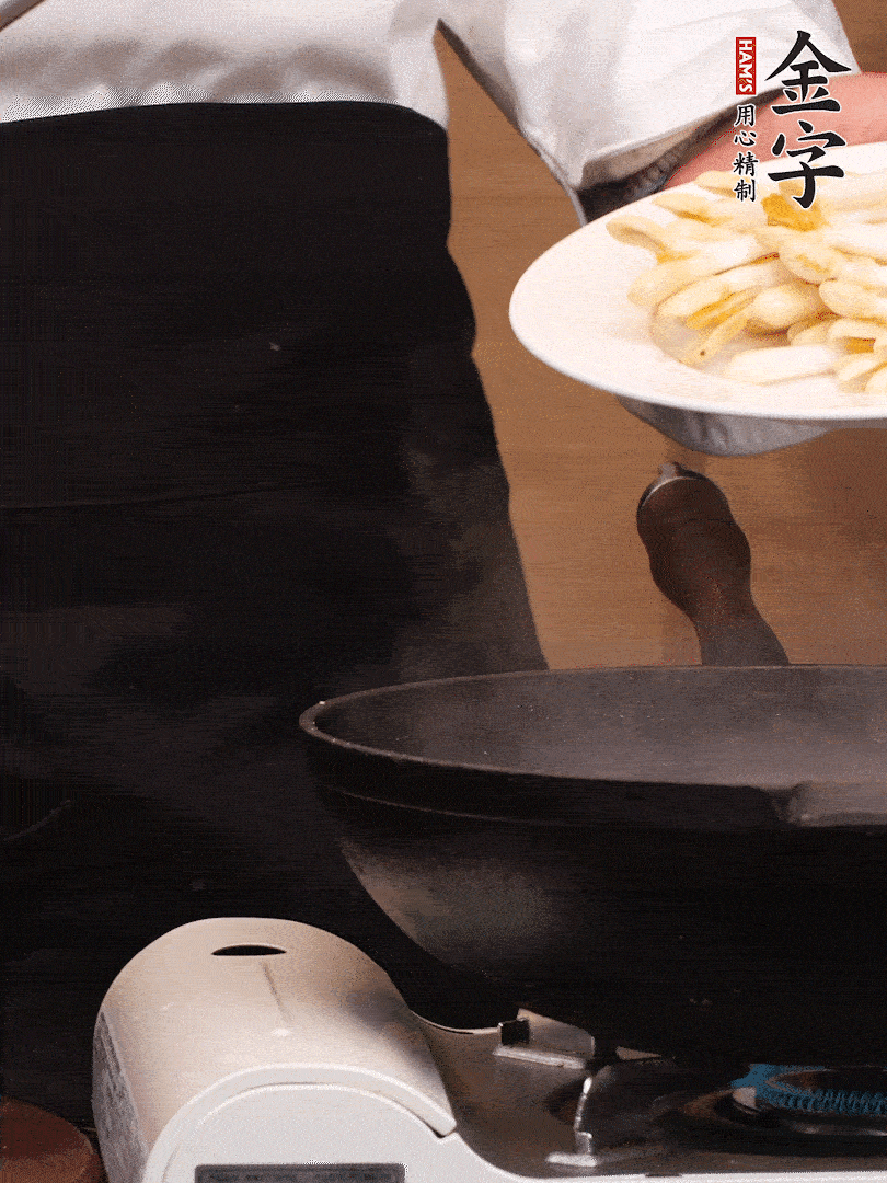 鍋中少許油，下花生芽
