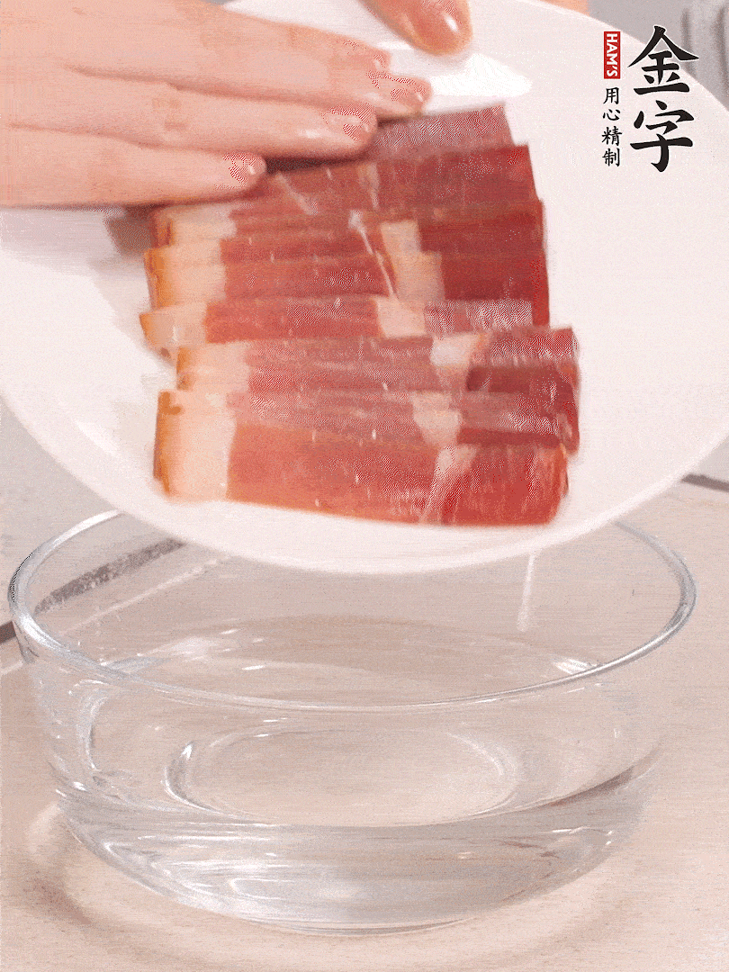 鴨腿冷水下鍋，加姜片、料酒焯水