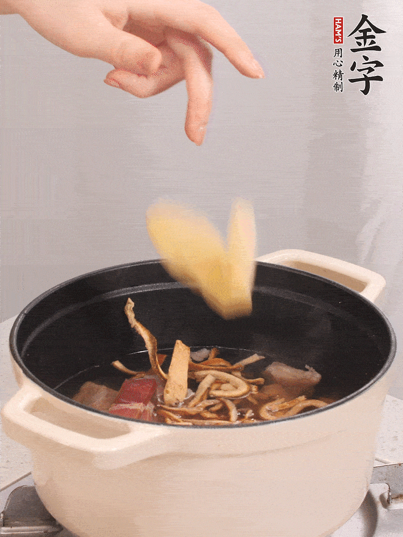 加入青、紅蘿卜再煲20小時(shí)。