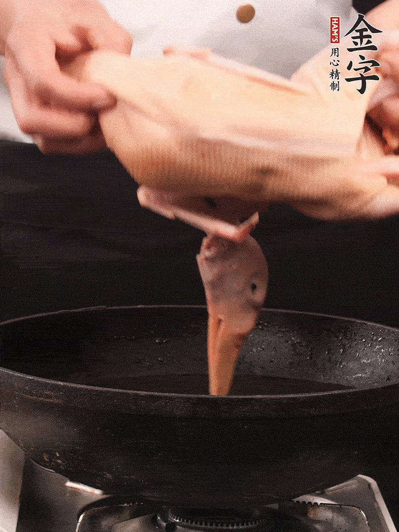 處理干凈的老鴨1只，黃酒小半碗，姜幾片，一起放入冷水，煮沸焯水3分鐘，去除血沫