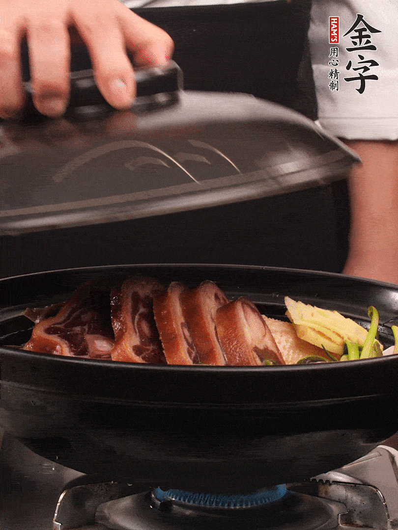 砂鍋蓋蓋子密封，大火燒開后轉(zhuǎn)小火，燜煮2小時