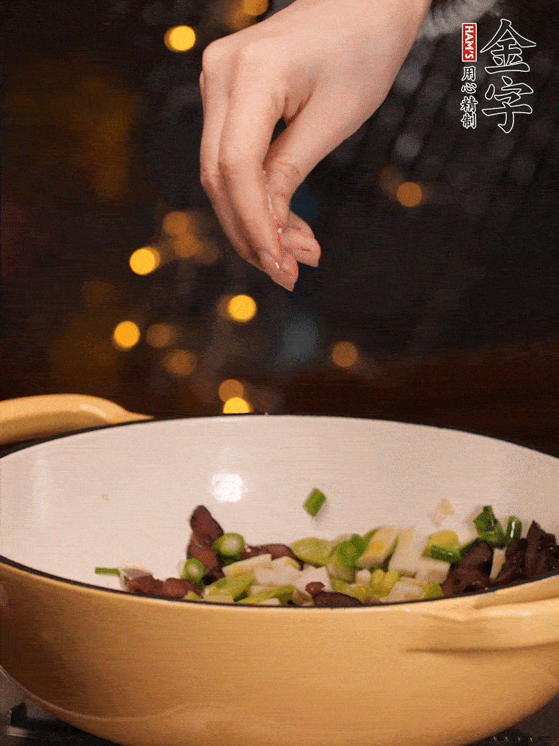 可以加點點水，再加菜苔，加點鹽、味精調(diào)味
