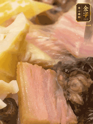 倒入滾燙的熱水，燉煮20分鐘，湯濃汁白