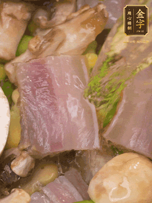 開蓋，放入河蝦繼續(xù)燜煮5分鐘