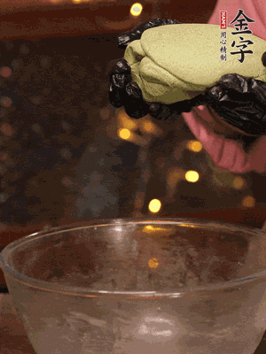 水里放點(diǎn)鹽，燒開后放艾草，一勺小蘇打，撈出浸入涼水，打成艾草泥