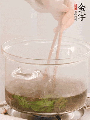 香椿焯水，變色后撈出，切成小段
