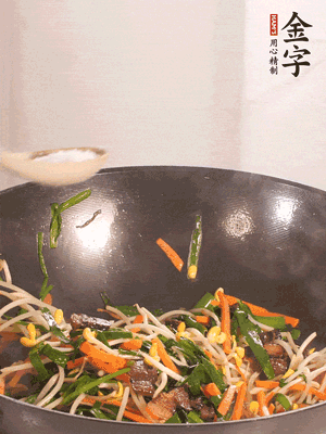 炒合菜：金字醬油肉、綠豆芽、韭菜