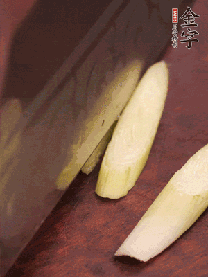 蒜白切小段，辣椒斜切圈