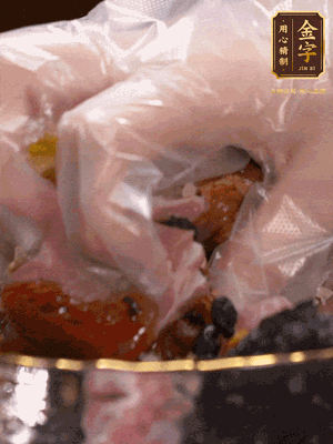 排骨洗凈后（蠔油、生抽、老抽、鹽、糖、淀粉、豆豉、蒜蓉、姜絲）腌制30分鐘