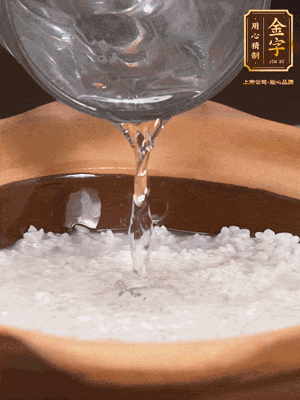 砂鍋底部刷一層油，加入大米和開水，水高1cm,大火燒開后轉(zhuǎn)中火煲5分鐘，到水微收干