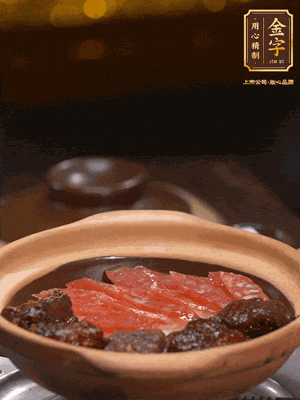 鋪上臘腸和排骨，鍋邊淋一圈油，小火煲10分鐘