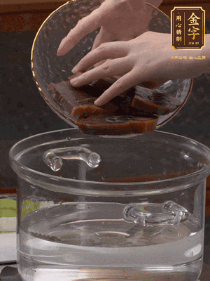 火腿蹄片冷水下鍋，水沸騰后煮5分鐘焯水