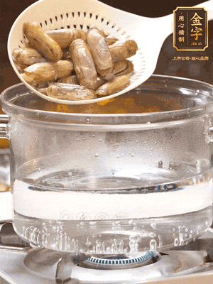 煮一鍋沸水，下蟶子汆燙30秒，撈出浸入冰水，取出蟶子肉