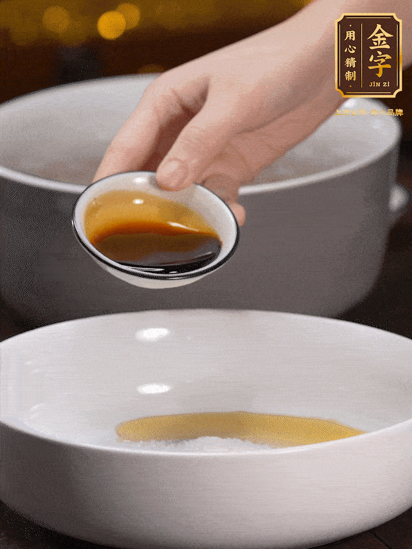 金字鹵牛肉切片，黃瓜切絲